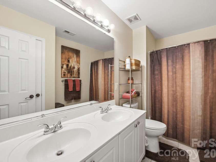 1946 Wilrose Place, Matthews, NC 28105.  MLS# CAR4398311, YatesRealty ID 38511. 