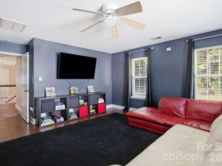 1946 Wilrose Place, Matthews, NC 28105.  MLS# CAR4398311, YatesRealty ID 38511. 