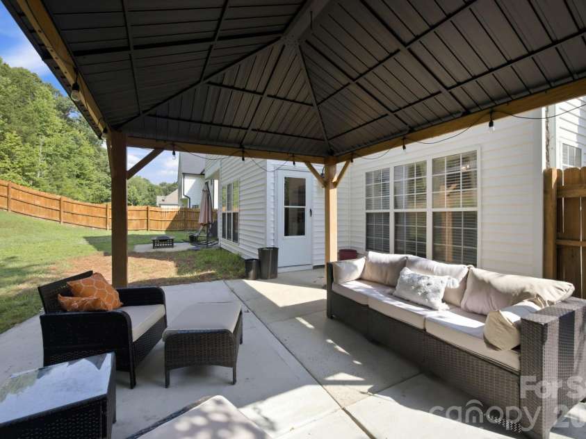 1946 Wilrose Place, Matthews, NC 28105.  MLS# CAR4398311, YatesRealty ID 38511. 