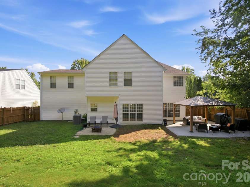 1946 Wilrose Place, Matthews, NC 28105.  MLS# CAR4398311, YatesRealty ID 38511. 