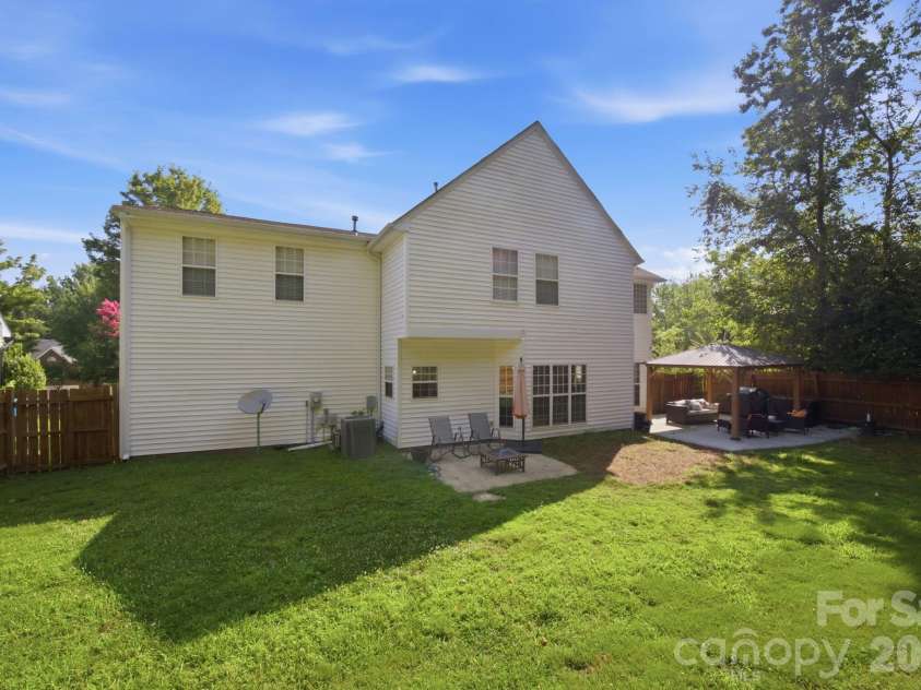 1946 Wilrose Place, Matthews, NC 28105.  MLS# CAR4398311, YatesRealty ID 38511. 