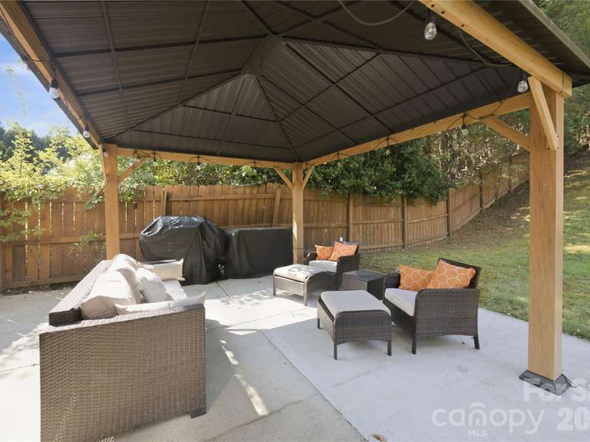 1946 Wilrose Place, Matthews, NC 28105.  MLS# CAR4398311, YatesRealty ID 38511. 