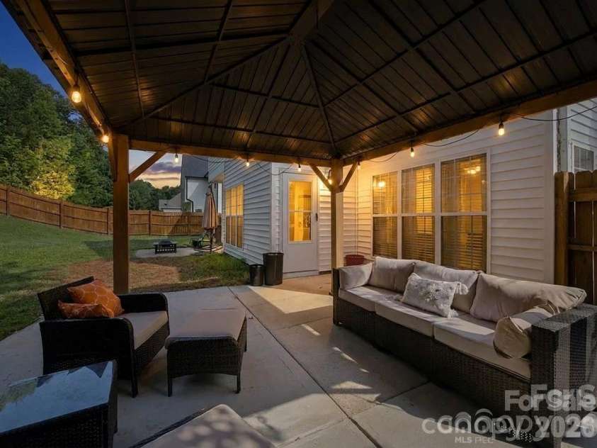 1946 Wilrose Place, Matthews, NC 28105.  MLS# CAR4398311, YatesRealty ID 38511. 