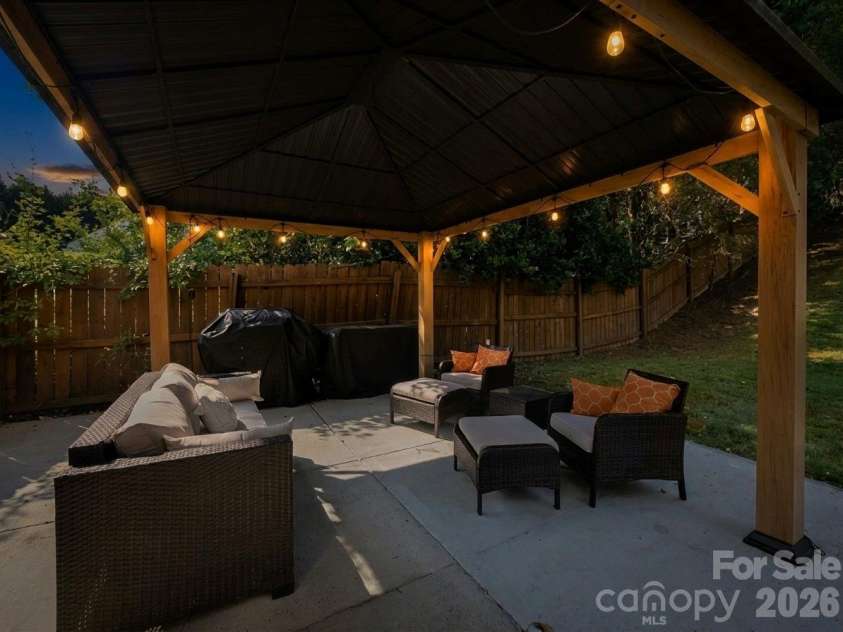 1946 Wilrose Place, Matthews, NC 28105.  MLS# CAR4398311, YatesRealty ID 38511. 