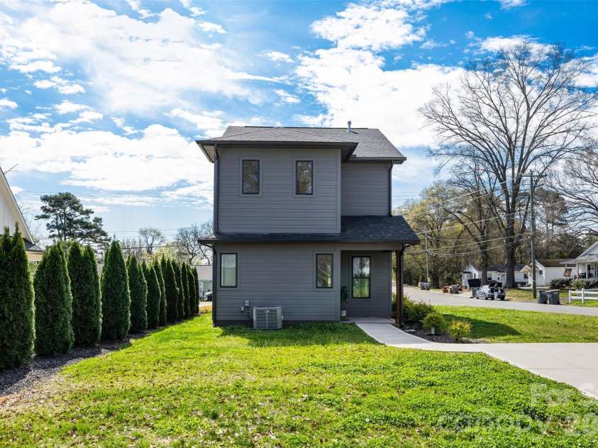 901 Edgemont Avenue, Belmont, NC 28012.  MLS# CAR4356640, YatesRealty ID 3852. 