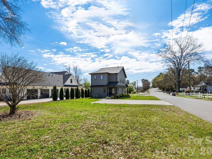 901 Edgemont Avenue, Belmont, NC 28012.  MLS# CAR4356640, YatesRealty ID 3852. Backyard