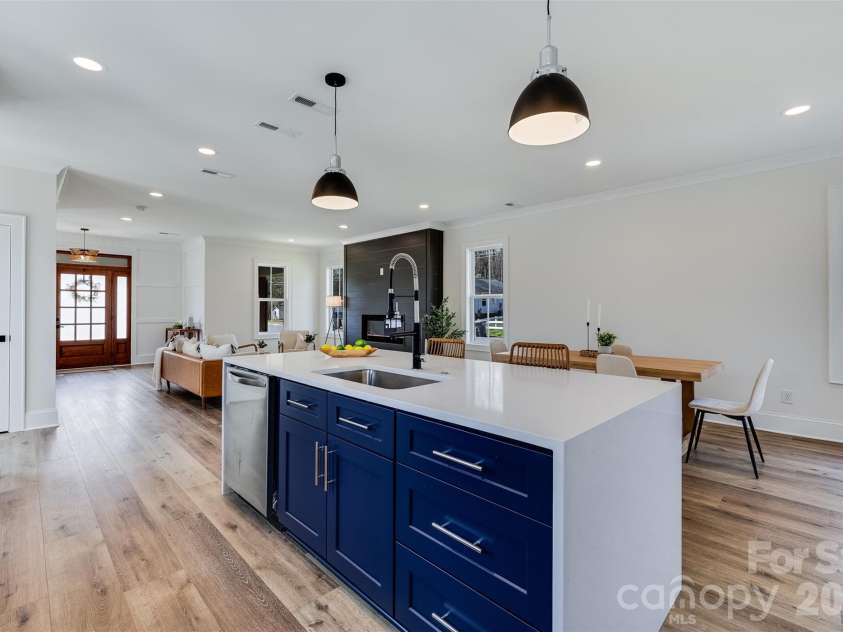 901 Edgemont Avenue, Belmont, NC 28012.  MLS# CAR4356640, YatesRealty ID 3852. Kitchen