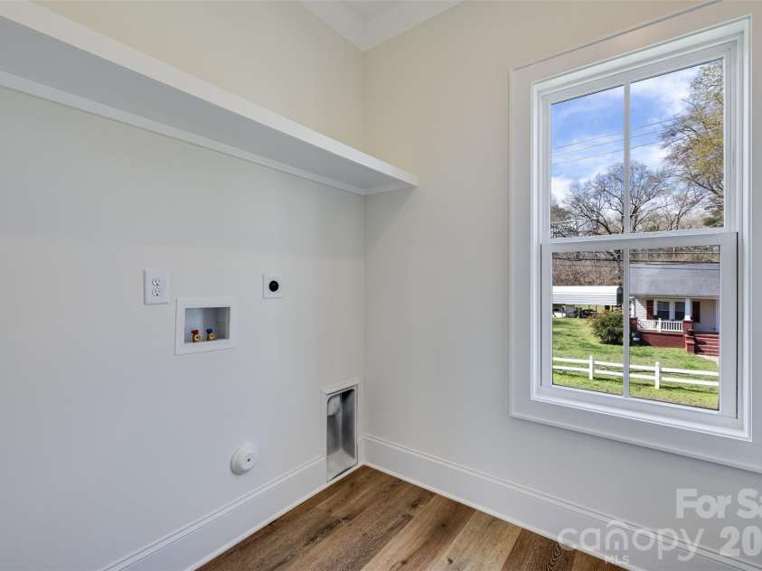 901 Edgemont Avenue, Belmont, NC 28012.  MLS# CAR4356640, YatesRealty ID 3852. Laundry room