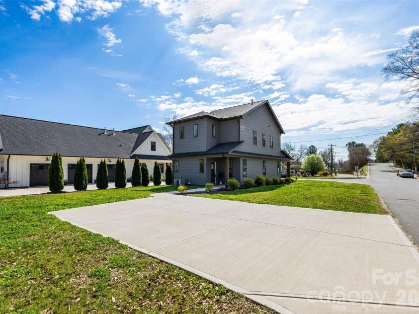 901 Edgemont Avenue, Belmont, NC 28012.  MLS# CAR4356640, YatesRealty ID 3852. Parking