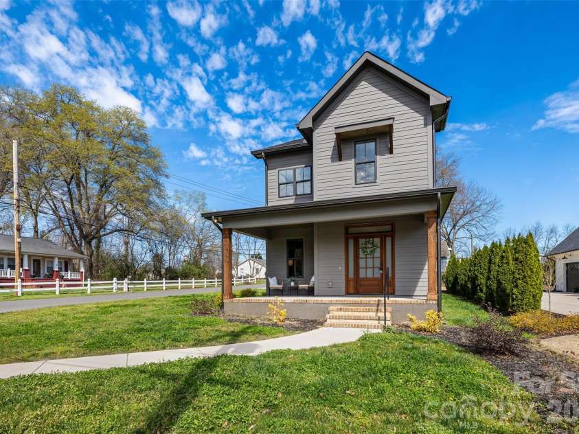 901 Edgemont Avenue, Belmont, NC 28012.  MLS# CAR4356640, YatesRealty ID 3852. Welcome home!