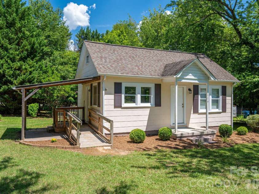 214 23rd Street, Hickory, NC 28601.  MLS# CAR4405671, YatesRealty ID 38522. 