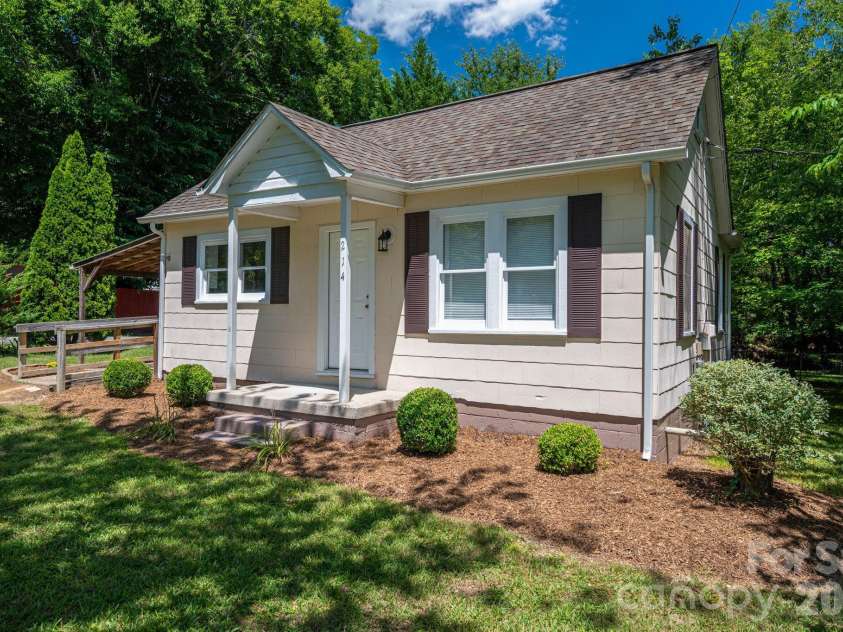 214 23rd Street, Hickory, NC 28601.  MLS# CAR4405671, YatesRealty ID 38522. 