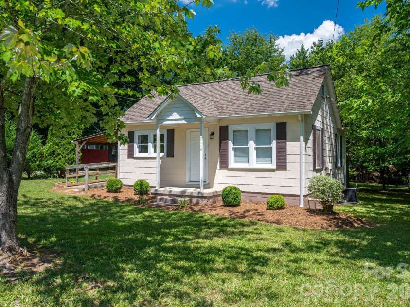 214 23rd Street, Hickory, NC 28601.  MLS# CAR4405671, YatesRealty ID 38522. 