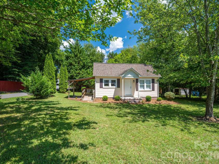 214 23rd Street, Hickory, NC 28601.  MLS# CAR4405671, YatesRealty ID 38522. 