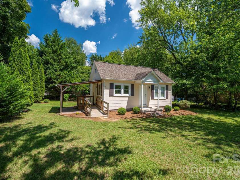 214 23rd Street, Hickory, NC 28601.  MLS# CAR4405671, YatesRealty ID 38522. 