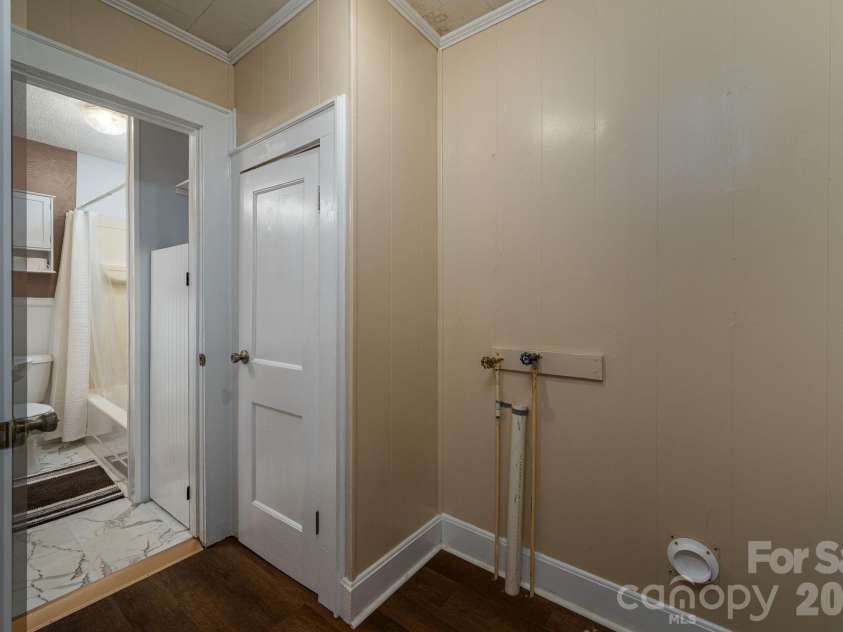 214 23rd Street, Hickory, NC 28601.  MLS# CAR4405671, YatesRealty ID 38522. 