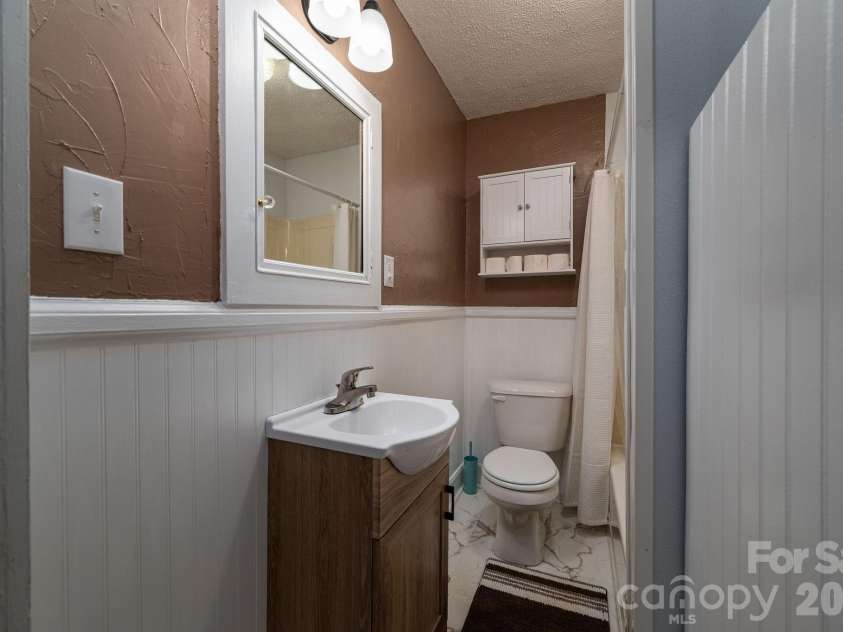 214 23rd Street, Hickory, NC 28601.  MLS# CAR4405671, YatesRealty ID 38522. 