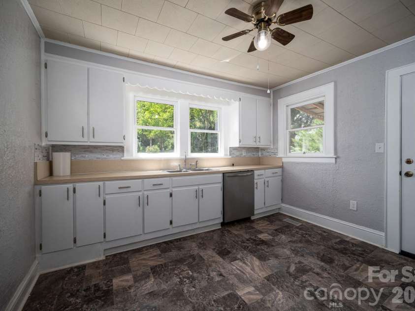214 23rd Street, Hickory, NC 28601.  MLS# CAR4405671, YatesRealty ID 38522. 