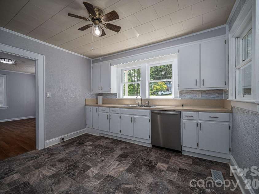 214 23rd Street, Hickory, NC 28601.  MLS# CAR4405671, YatesRealty ID 38522. 