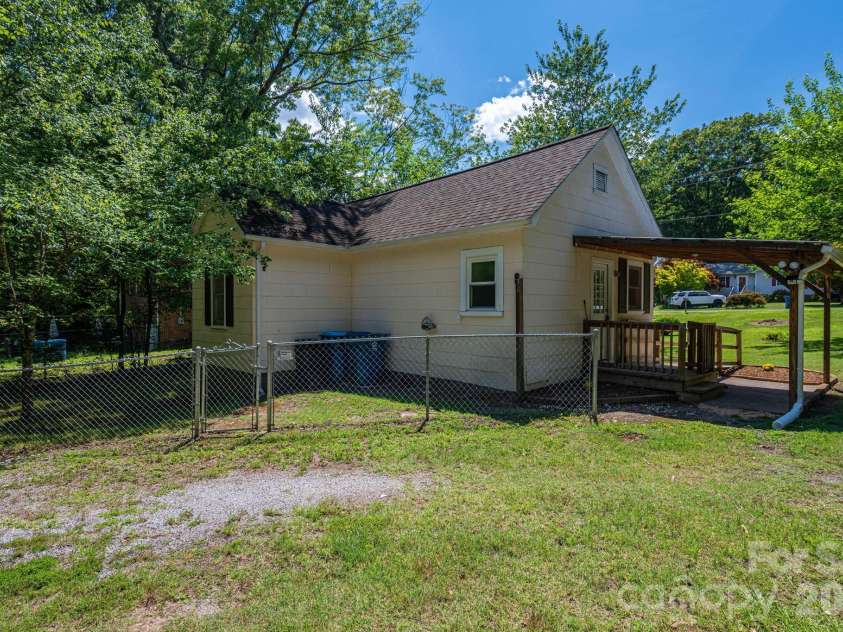 214 23rd Street, Hickory, NC 28601.  MLS# CAR4405671, YatesRealty ID 38522. 