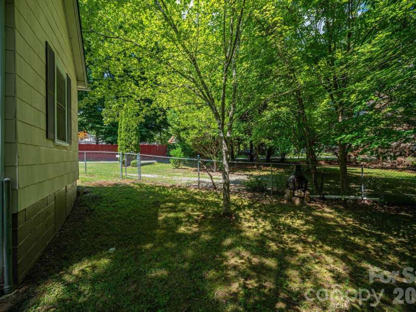 214 23rd Street, Hickory, NC 28601.  MLS# CAR4405671, YatesRealty ID 38522. 