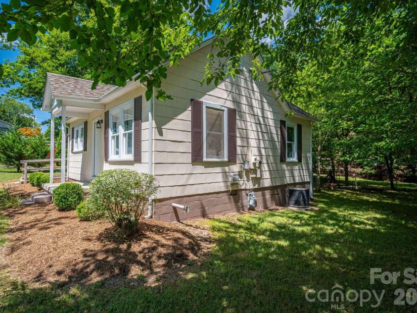 214 23rd Street, Hickory, NC 28601.  MLS# CAR4405671, YatesRealty ID 38522. 