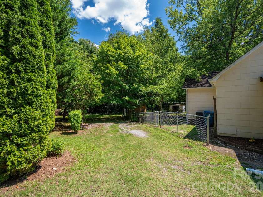 214 23rd Street, Hickory, NC 28601.  MLS# CAR4405671, YatesRealty ID 38522. 