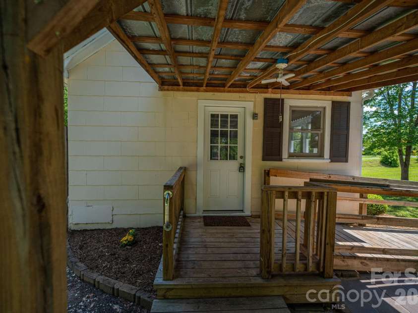 214 23rd Street, Hickory, NC 28601.  MLS# CAR4405671, YatesRealty ID 38522. 