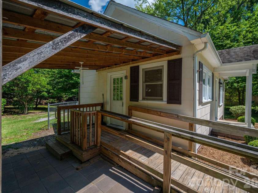 214 23rd Street, Hickory, NC 28601.  MLS# CAR4405671, YatesRealty ID 38522. 