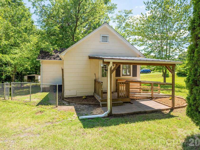 214 23rd Street, Hickory, NC 28601.  MLS# CAR4405671, YatesRealty ID 38522. 