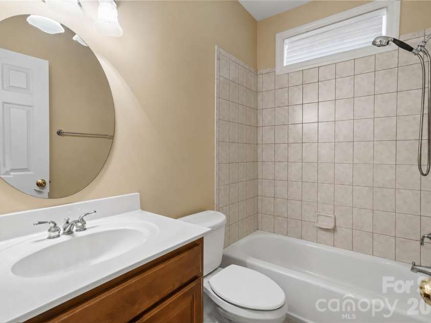 280 Catawba Crest Lane, Clover, SC 29710.  MLS# CAR4404343, YatesRealty ID 38523. GUEST BATH MAIN LEVEL