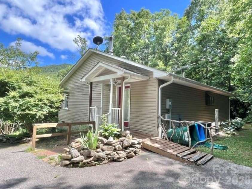 105 Chestnut Hill Road, Black Mountain, NC 28711.  MLS# CAR4405529, YatesRealty ID 38542. 