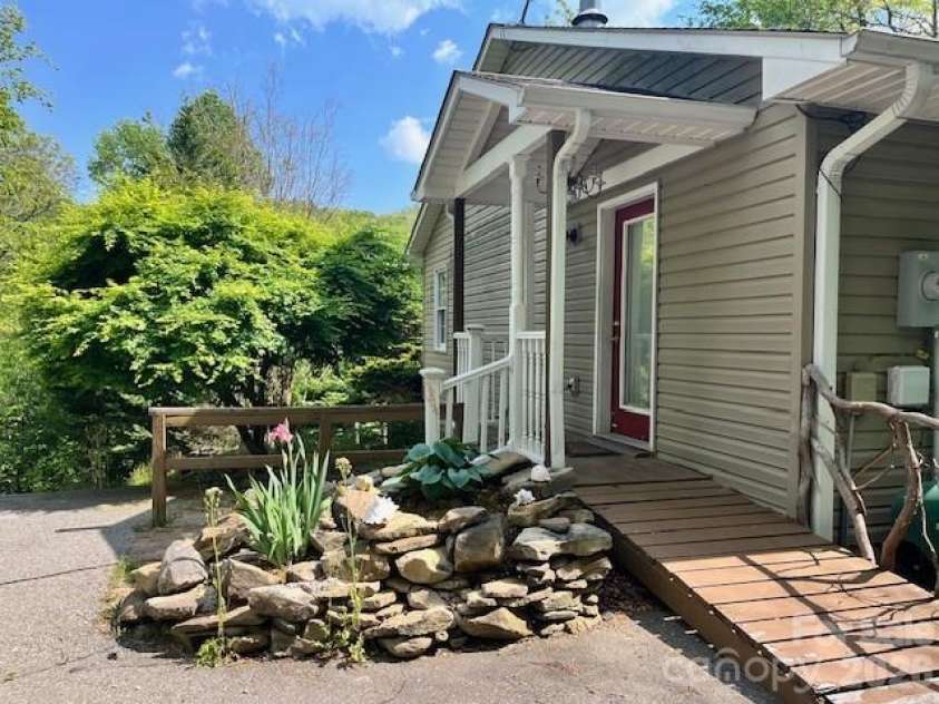 105 Chestnut Hill Road, Black Mountain, NC 28711.  MLS# CAR4405529, YatesRealty ID 38542. 