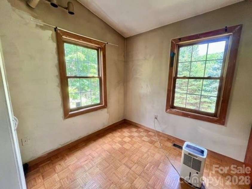 105 Chestnut Hill Road, Black Mountain, NC 28711.  MLS# CAR4405529, YatesRealty ID 38542. 