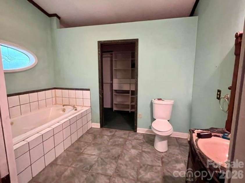 105 Chestnut Hill Road, Black Mountain, NC 28711.  MLS# CAR4405529, YatesRealty ID 38542. 