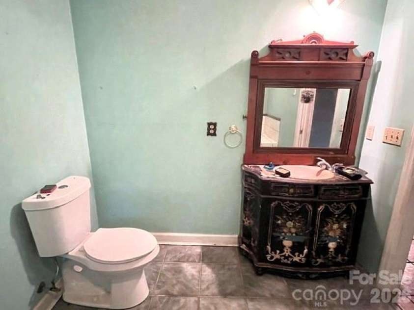 105 Chestnut Hill Road, Black Mountain, NC 28711.  MLS# CAR4405529, YatesRealty ID 38542. 
