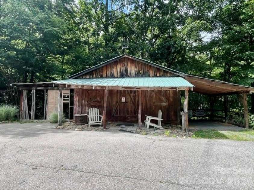 105 Chestnut Hill Road, Black Mountain, NC 28711.  MLS# CAR4405529, YatesRealty ID 38542. 