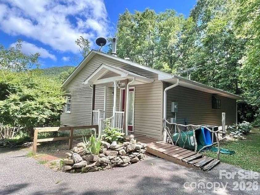 105 Chestnut Hill Road, Black Mountain, NC 28711.  MLS# CAR4405529, YatesRealty ID 38542. 