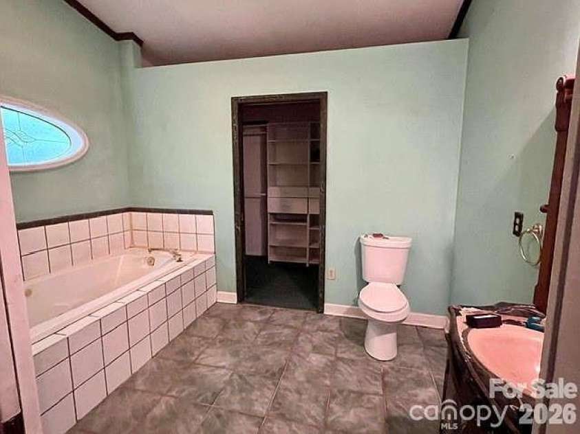 105 Chestnut Hill Road, Black Mountain, NC 28711.  MLS# CAR4405529, YatesRealty ID 38542. 