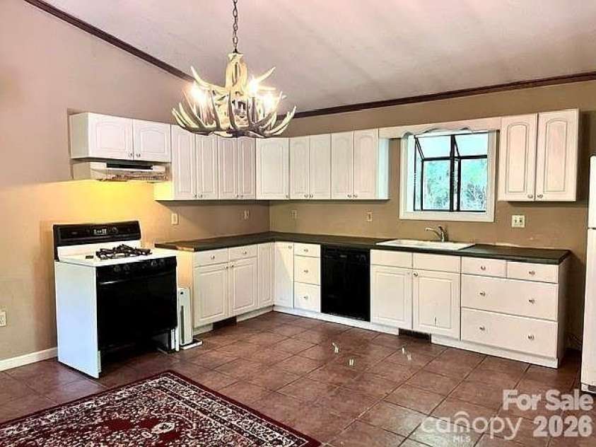 105 Chestnut Hill Road, Black Mountain, NC 28711.  MLS# CAR4405529, YatesRealty ID 38542. 