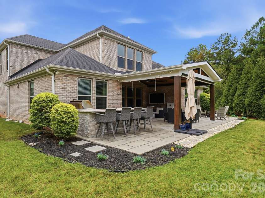 7437 Basie Park Court, Charlotte, NC 28277.  MLS# CAR4396645, YatesRealty ID 38543. Spacious backyard