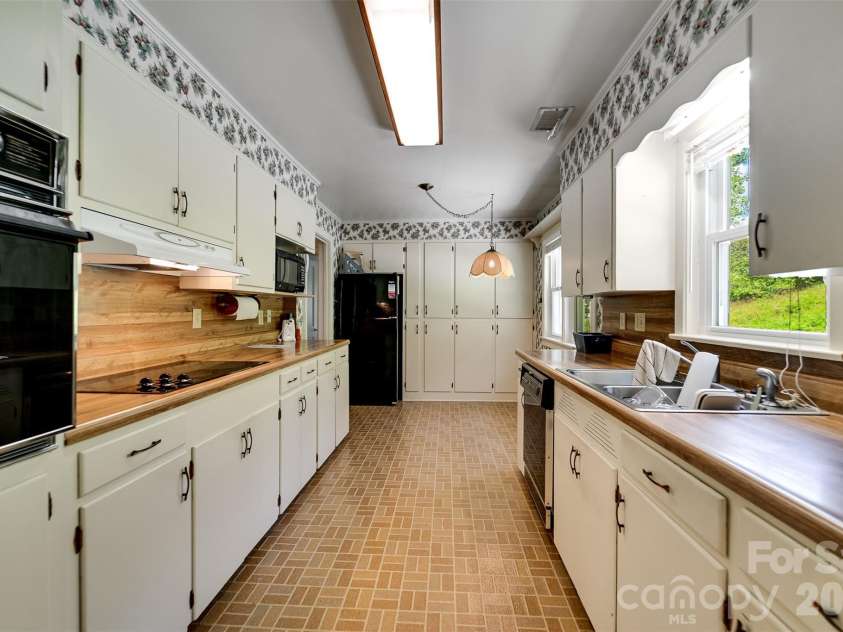 144 Cherry Street, Sylva, NC 28779.  MLS# CAR4355925, YatesRealty ID 3855. 