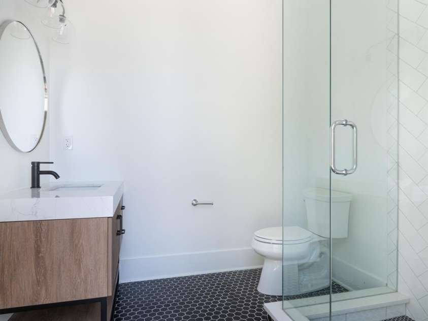 18304 Rosapenny Road, Charlotte, NC 28278.  MLS# CAR4329867, YatesRealty ID 3855. Pool bath