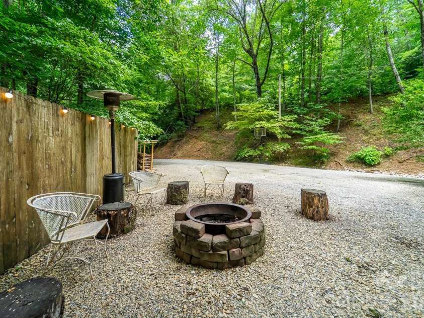 324 Bill Crisp Road, Robbinsville, NC 28771.  MLS# CAR4405913, YatesRealty ID 38552. 