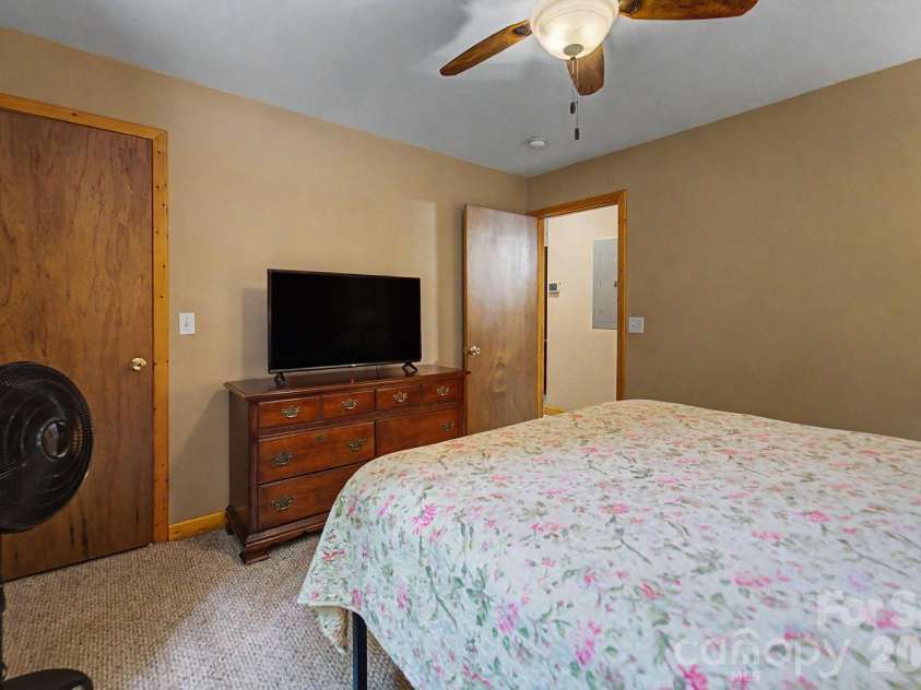 324 Bill Crisp Road, Robbinsville, NC 28771.  MLS# CAR4405913, YatesRealty ID 38552. 