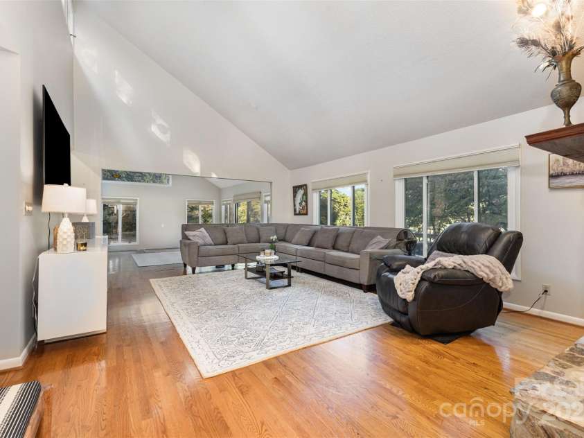 100 Fairway Ridge, Clover, SC 29710.  MLS# CAR4307573, YatesRealty ID 3856. GREAT ROOM, WITH LOTS OF NATURAL LITE.