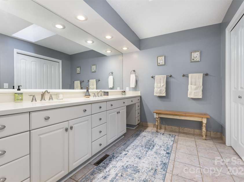 100 Fairway Ridge, Clover, SC 29710.  MLS# CAR4307573, YatesRealty ID 3856. PRIMARY BATH.