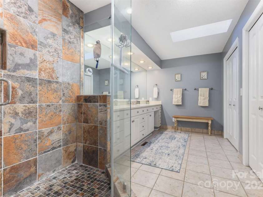 100 Fairway Ridge, Clover, SC 29710.  MLS# CAR4307573, YatesRealty ID 3856. PRIMARY BATH.