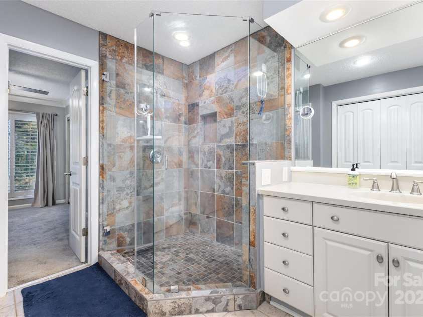 100 Fairway Ridge, Clover, SC 29710.  MLS# CAR4307573, YatesRealty ID 3856. PRIMARY BATH.