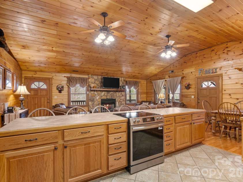 264 Moonbeam Lane, Clyde, NC 28721.  MLS# CAR4344576, YatesRealty ID 3856. 